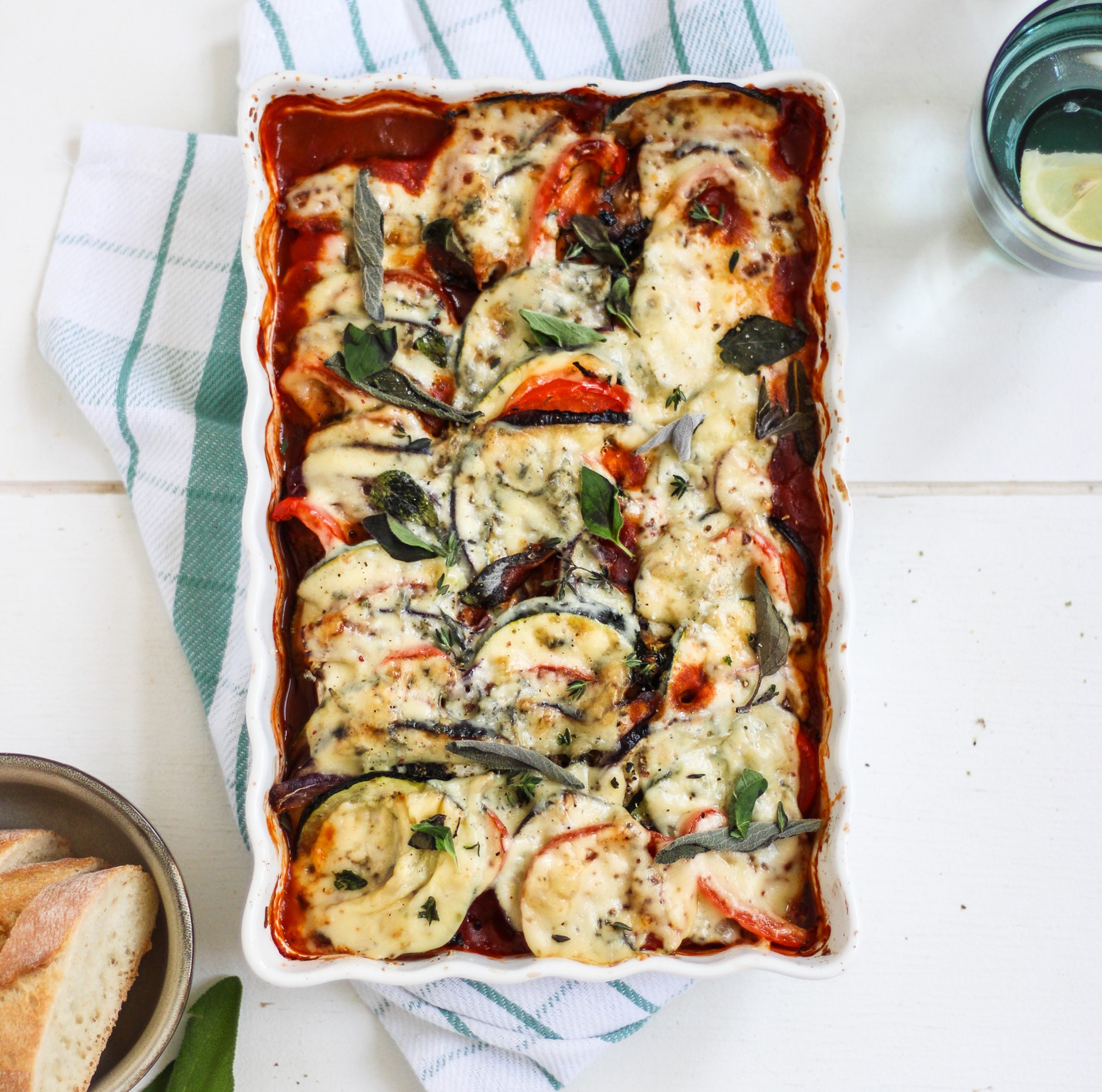 Groenteschotel met verse Italiaanse kruiden