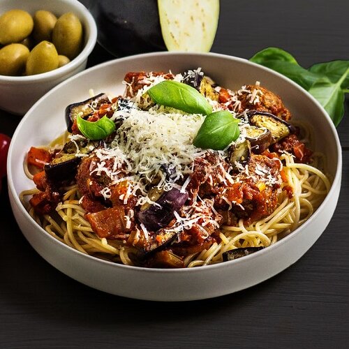 Πεντανόστιμα σπαγγέτι Μπολονέζ με κεφτεδάκια και μελιτζάνα 