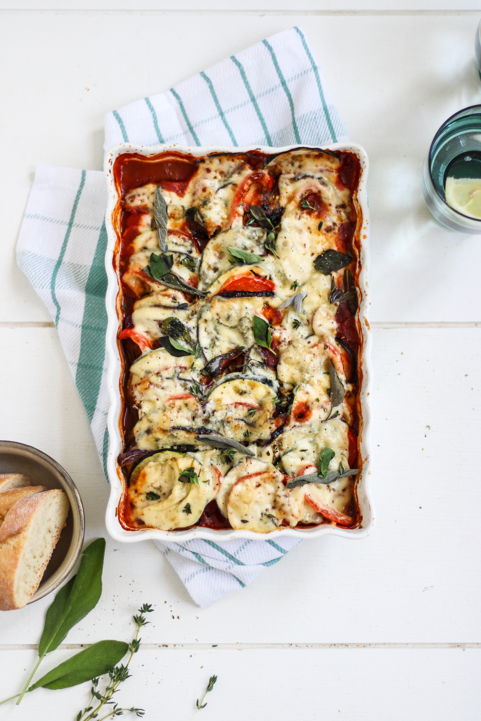 Groenteschotel met verse Italiaanse kruiden